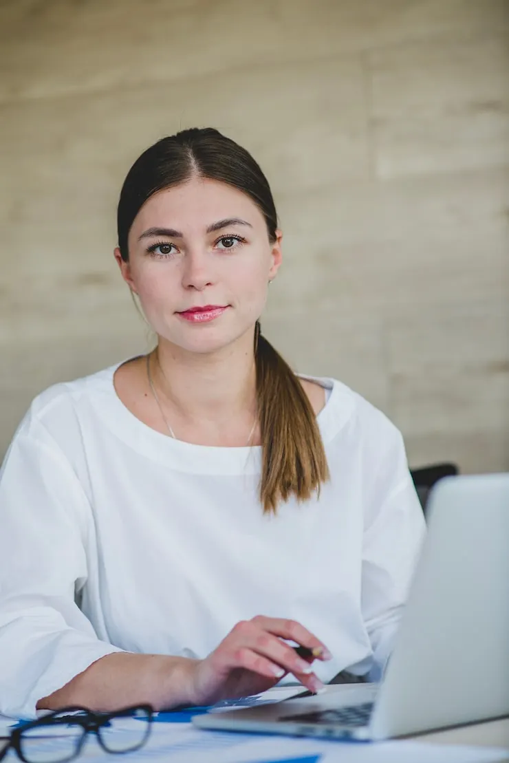 mujer-negocios-lista-portatil_23-2147626415