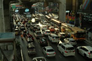 La seguridad vial para motociclistas en Colombia es una de las prioridades de movilidad del país. Los motociclistas no cuentan con una carrocería que los proteja, por lo que el entorno vial pesa mucho en su riesgo: la geometría de una intersección, el estado del pavimento, la visibilidad o una señal mal ubicada pueden marcar la diferencia. La ingeniería de tránsito aporta métodos para identificar dónde están los puntos críticos de accidentalidad vial, entender por qué ocurren los siniestros y priorizar las intervenciones.
