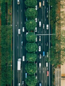 La seguridad vial para motociclistas en Colombia es una de las prioridades de movilidad del país. Los motociclistas no cuentan con una carrocería que los proteja, por lo que el entorno vial pesa mucho en su riesgo: la geometría de una intersección, el estado del pavimento, la visibilidad o una señal mal ubicada pueden marcar la diferencia. La ingeniería de tránsito aporta métodos para identificar dónde están los puntos críticos de accidentalidad vial, entender por qué ocurren los siniestros y priorizar las intervenciones.