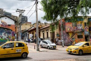 La microsimulación de tránsito permite probar en un modelo cómo se comportará una intersección, un corredor o una zona de obra antes de intervenirlos en la calle. Pero un modelo solo es confiable si parte de buenos datos: por eso la ingeniería de tránsito moderna combina aforos vehiculares y peatonales en campo con herramientas de modelación. Este artículo explica cómo funciona esa cadena, de la medición a la decisión, y qué se puede (y qué no) esperar de ella.