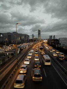 La seguridad vial para motociclistas en Colombia es una de las prioridades de movilidad del país. Los motociclistas no cuentan con una carrocería que los proteja, por lo que el entorno vial pesa mucho en su riesgo: la geometría de una intersección, el estado del pavimento, la visibilidad o una señal mal ubicada pueden marcar la diferencia. La ingeniería de tránsito aporta métodos para identificar dónde están los puntos críticos de accidentalidad vial, entender por qué ocurren los siniestros y priorizar las intervenciones.