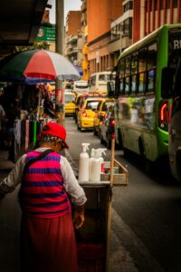 La seguridad vial para motociclistas en Colombia es una de las prioridades de movilidad del país. Los motociclistas no cuentan con una carrocería que los proteja, por lo que el entorno vial pesa mucho en su riesgo: la geometría de una intersección, el estado del pavimento, la visibilidad o una señal mal ubicada pueden marcar la diferencia. La ingeniería de tránsito aporta métodos para identificar dónde están los puntos críticos de accidentalidad vial, entender por qué ocurren los siniestros y priorizar las intervenciones.