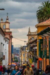 La seguridad vial para motociclistas en Colombia es una de las prioridades de movilidad del país. Los motociclistas no cuentan con una carrocería que los proteja, por lo que el entorno vial pesa mucho en su riesgo: la geometría de una intersección, el estado del pavimento, la visibilidad o una señal mal ubicada pueden marcar la diferencia. La ingeniería de tránsito aporta métodos para identificar dónde están los puntos críticos de accidentalidad vial, entender por qué ocurren los siniestros y priorizar las intervenciones.