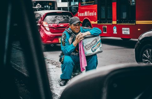 La microsimulación de tránsito permite probar en un modelo cómo se comportará una intersección, un corredor o una zona de obra antes de intervenirlos en la calle. Pero un modelo solo es confiable si parte de buenos datos: por eso la ingeniería de tránsito moderna combina aforos vehiculares y peatonales en campo con herramientas de modelación. Este artículo explica cómo funciona esa cadena, de la medición a la decisión, y qué se puede (y qué no) esperar de ella.
