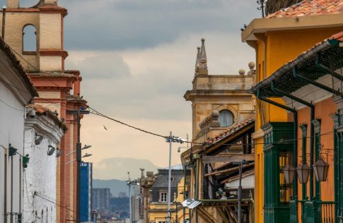 La seguridad vial para motociclistas en Colombia es una de las prioridades de movilidad del país. Los motociclistas no cuentan con una carrocería que los proteja, por lo que el entorno vial pesa mucho en su riesgo: la geometría de una intersección, el estado del pavimento, la visibilidad o una señal mal ubicada pueden marcar la diferencia. La ingeniería de tránsito aporta métodos para identificar dónde están los puntos críticos de accidentalidad vial, entender por qué ocurren los siniestros y priorizar las intervenciones.